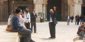 مستوطنون وأجانب يتجولون في باحات الأقصى