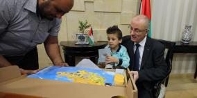 الحمد الله يستقبل الطفل دوابشة ويطلع على وضعه الصحي