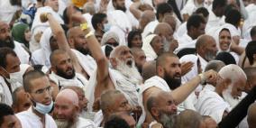 الحجاج يرمون الجمرات الثلاث في أول أيام التشريق