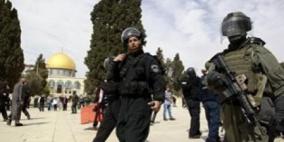 الاحتلال يحاصر 'الأقصى' والمئات يؤدون صلاة الفجر في الشوارع