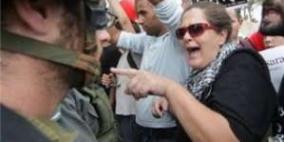 متضامنون أجانب يعتصمون احتجاجا على بناء الجدار على أراضي فقوعة بجنين