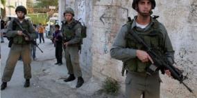 الخليل: الاحتلال يعتقل أربعة مواطنين ويهدد سكان بيت عوا بعقاب جماعي