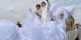 300 شخص يحملون أطول طرحة زفاف يزيد طولها عن 3.5 كلم