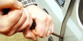 الشرطة تقبض على 3 أشخاص بتهمة سرقة مركبة في قلقيلية