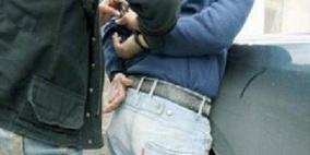 القبض على شخص بتهمة سرقة قطع غيار شاحنات في الخليل