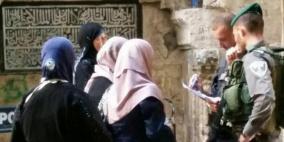 الاحتلال يبعد زوجة أسير مقدسي عن القدس