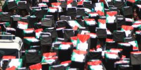 الفلسطينيون يسلمون 500 نعش شهيد رمزي الى مقر الامم المتحدة في رام الله