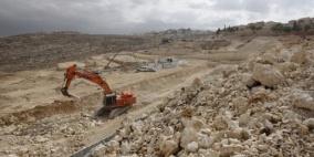 مستوطنون يشقون طرقا استيطانية شرق بيت لحم