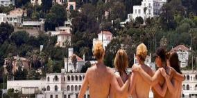 "عاريات الصدر " يُحرجن "الملك السعودي وحاشيته" على الساحل