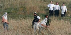 مستوطنون يعتدون بالضرب على مواطنين في قرية أم الخير