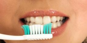 إهمال نظافة الفم وأمراض المعدة أهم أسباب روائح الفم السيئة