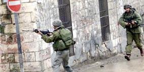 الاحتلال يعتلي أسطح منازل ويكثف حواجزه العسكرية في الخليل