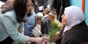 توزيع ورود على البائعات المتجولات في بيت لحم