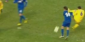 لاعب "كونغ فو".. في مباراة كرة قدم!