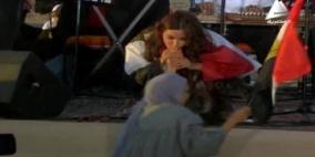 لطيفة تقبّل يد سيدة مصرية وتلتقط سيلفي مع عمال حفر قناة السويس