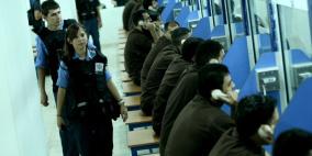 سجّانو الاحتلال يعتدون على أسير بذريعة حمله لدفتر أدعية