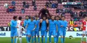 بالفيديو.. اللاعب التركي الذي طرد الحكم..يحمله على "الأكتاف" معتذرا