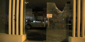 بالصور: مجهولون يطلقون النار على معرض شركة بيجو في رام الله