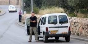 مستوطنون يتسببون بانقلاب سيارة مواطن... واصابة سائقها