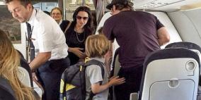 براد بيت وأنجلينا جولي وأولادهما يسافرون بالدرجة الاقتصادية