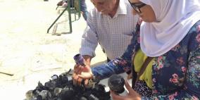 فلسطينيان يستعرضان قنابل  الاحتلال في باحات الاقصى