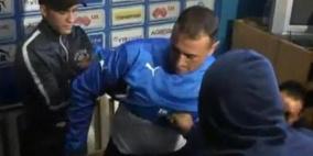 مشجعون يجرّدون مدرب فريقهم من ملابسه أثناء تقديمه