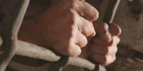 الاحتلال يعزل أسيرًا بزعم ضبط قطع هواتف مع زوجته