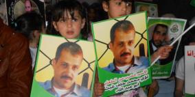 أهالي الأسرى يعتصمون في خيمة الاعتصام بالخليل