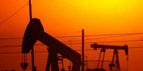 النفط يتراجع قليلا مع استقراره فوق الـ50 دولارا