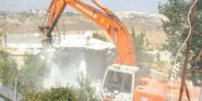 سلطات الاحتلال تخطر بهدم عشرة منازل جنوب الخليل
