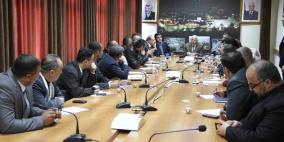 محافظة الخليل تعقد اجتماعا طارئاً لدراسة اضراب المعلمين