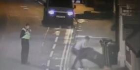 بالفيديو .. الشرطة البريطانية تجبر شبان أطاحوا بصناديق القمامة على إعادة القاذورات إليها