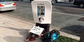 أحد عشاق "آيفون" يحجز منذ الآن دوره امام متجر بطوكيو لشراء أول هاتف "آيفون6"