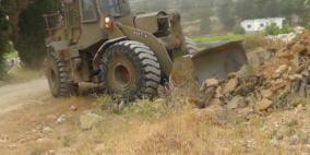 قوات الاحتلال تغلق بالسواتر الترابية مدخل قرية بيتلو غرب رام الله