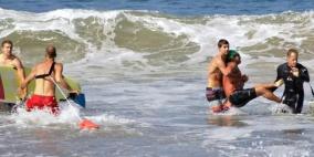 سمكة قرش تعلق في صنارة صياد.. وتعض سباح جاء لنجدته