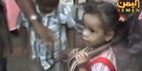 بالفيديو .. التلفزيون اليمني يعرض تقريرا حول أسرة تعيش مع الثعابين وتعتاش عليها