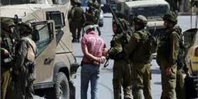 الاحتلال يعتقل مواطنين ويكثف حواجزه العسكرية في محافظة الخليل