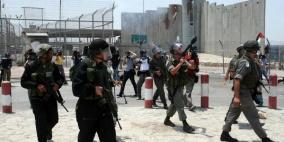 الاحتلال يعتدي على صحفية على حاجز قلنديا ويمنعها من التوجه إلى رام الله