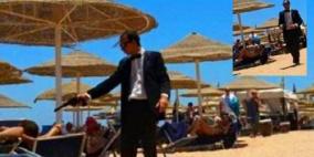 صور لموظف مصري يرهب السياح بمسدس لعبة في شرم الشيخ