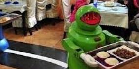 مطعم صيني يقدم خدماته 20 رجل آلي