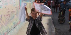 فرحة اطفال غزة خلال تسلم الشهادات