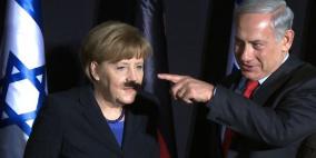 نتنياهو يرسم شارب هتلر على وجه ميركل