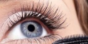 تعلمي كيفية وضع المسكاره كالمحترفيين