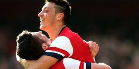 أوزيل يحتفل بفوز برشلونة في دوري أبطال أوروبا !