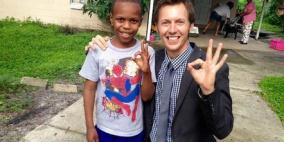 بالفيديو: مراسل يعثر على طفل أثناء إعداد تقرير عن اختفائه