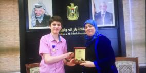 غنام تكرم المخترع الفتى معاذ عامر على اختراعه