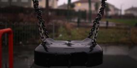 أم تلاعب طفلها الميت لساعات على أرجوحة