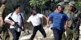 مستوطنون يعتدون على مزارعين واعتقال 3 شبان وطفلتين جنوب الخليل