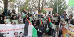 وقفة تضامنية مع الأسيرين المضربين شديد وأبو فارة بالخليل