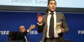 ماذا حدث للي نيلسون الذي رمى بلاتر بالدولارات ؟